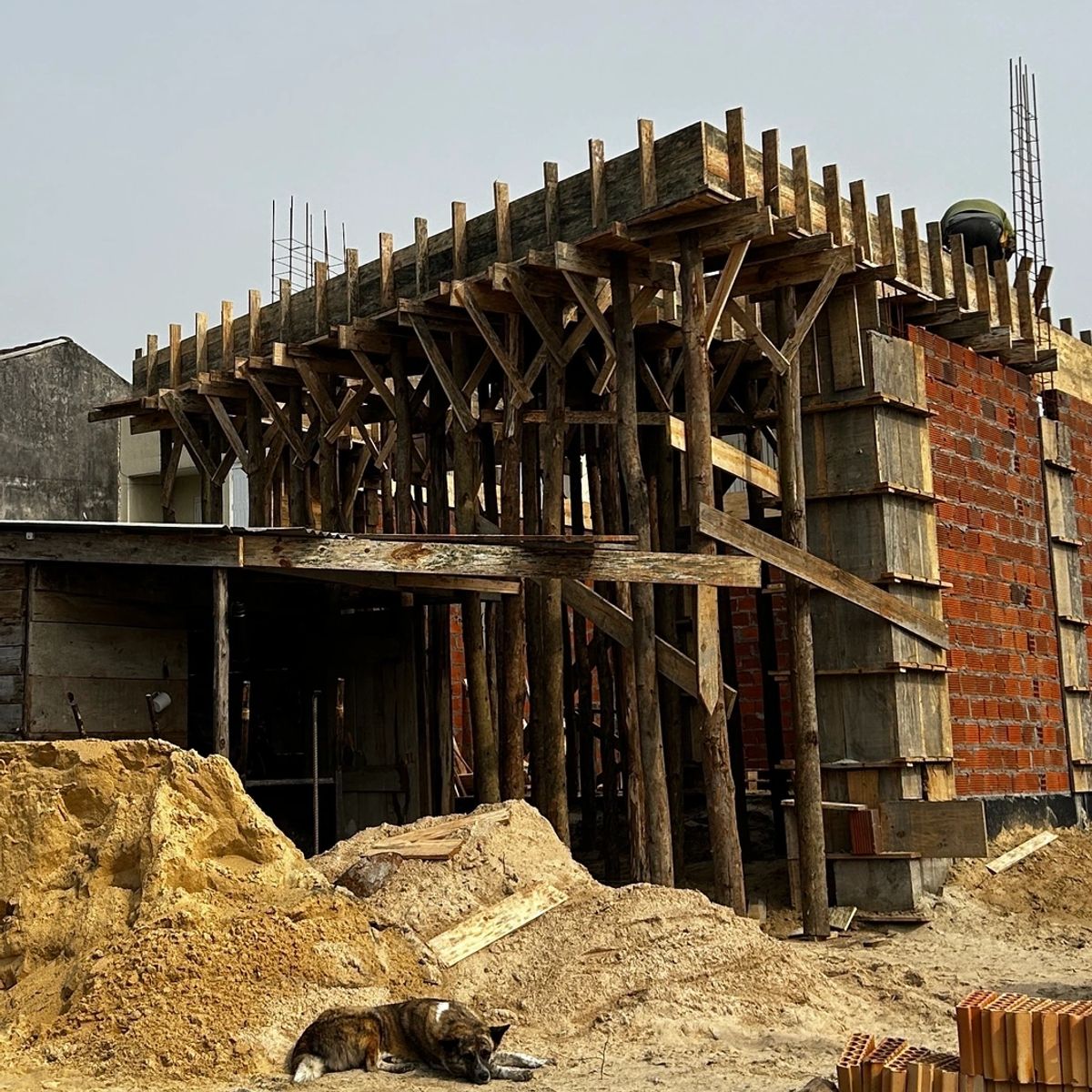 Obra residencial em execução com estrutura aparente